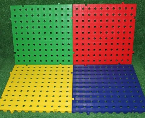 suelo de placas pvc de rejillas colores verde, rojo, azul y amarillo